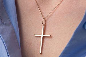 Хрестики з медичного золота: символ віри і краса в одному фото