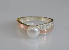 Серебряное кольцо с жемчугом и золотыми пластинами 191к 22