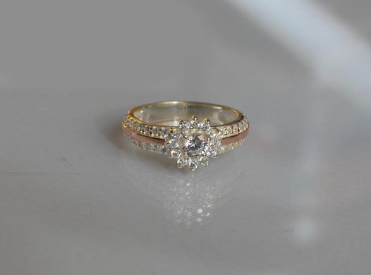 Серебряное кольцо с золотыми вставками 175к 15