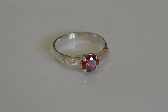 Серебряное кольцо с золотыми вставками 018к 22