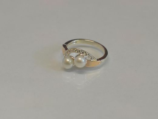 Серебряное кольцо с жемчугом 109к 15