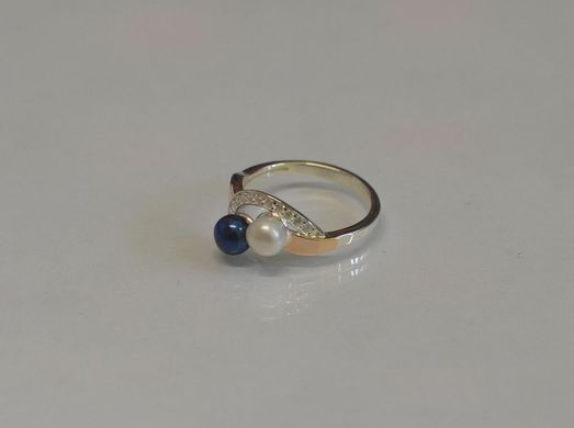 Серебряное кольцо с жемчугом 109к 15