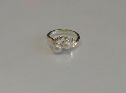Серебряное кольцо с жемчугом 109к 15