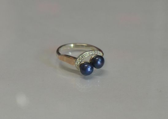 Серебряное кольцо с жемчугом 109к 15