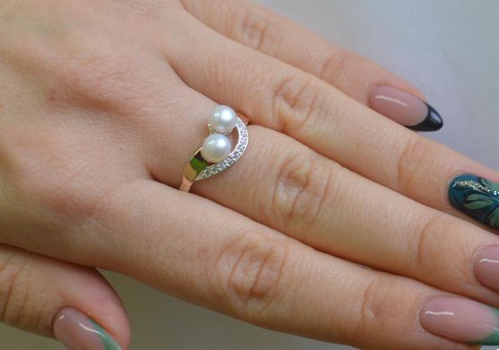 Серебряное кольцо с жемчугом 109к 15