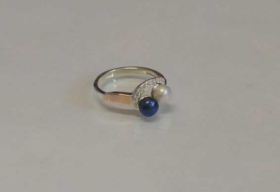 Серебряное кольцо с жемчугом 109к 15