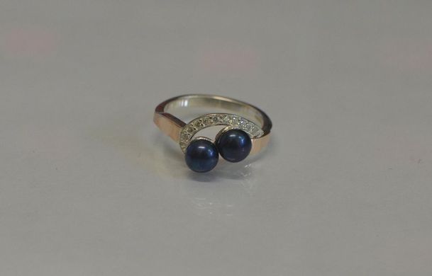 Серебряное кольцо с жемчугом 109к 15