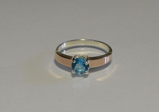 Серебряное кольцо с золотыми вставками 007к 17.5