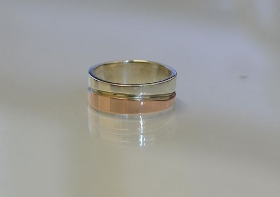 Серебряное обручальное кольцо со вставками из золота ОБР8 15