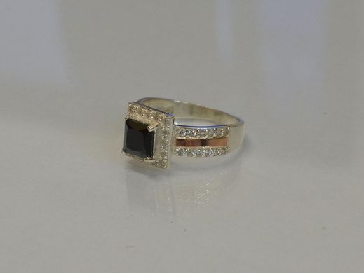 Серебряное кольцо с золотыми вставками 048к 15