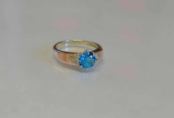 Серебряное кольцо с золотыми вставками 124к 15